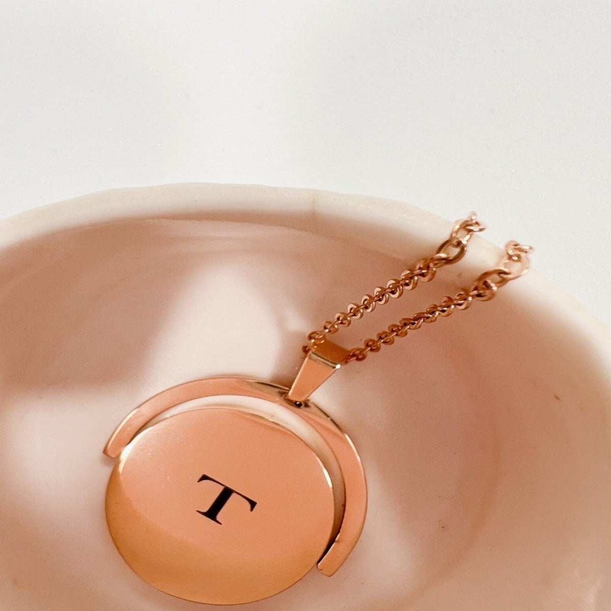 Customizable disk pendant in rose gold colour