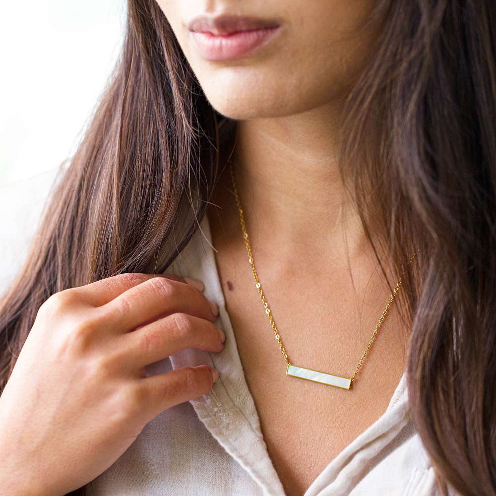 A shell bar golden necklace